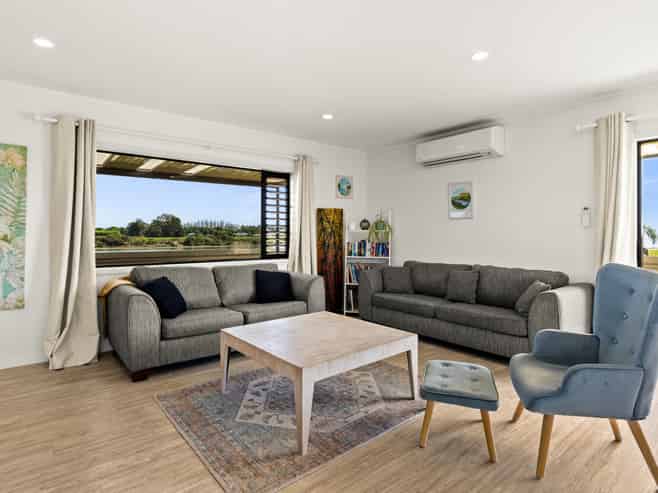17 Old Ferry Road, Clive