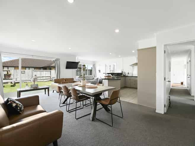 31 Thomas Road, Huntington