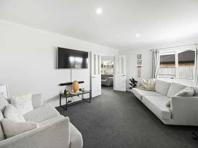 31 Thomas Road, Huntington
