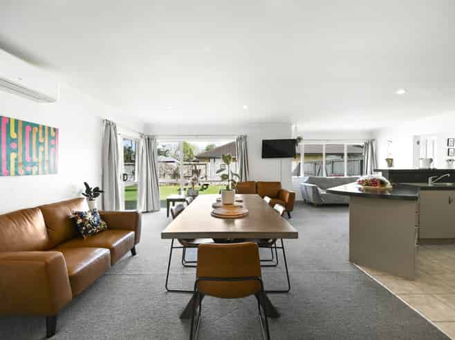 31 Thomas Road, Huntington