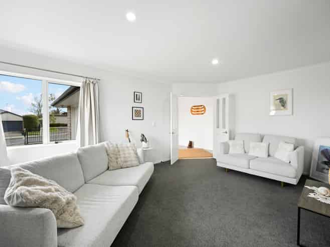 31 Thomas Road, Huntington