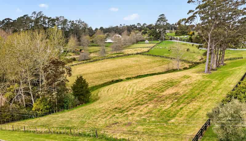 4 Daphne Harden Lane, Paremoremo