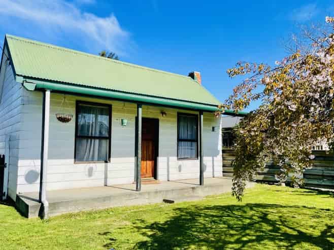 909 Nelson Street North, Mahora