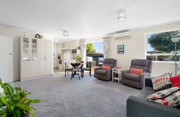 Beautiful, Two Bedroom Unit in Popular Cambridge East 2