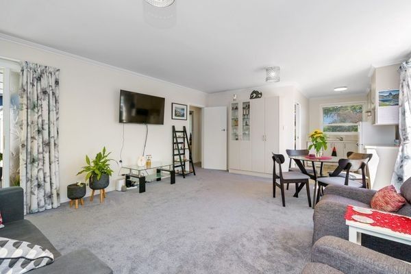 Beautiful, Two Bedroom Unit in Popular Cambridge East 3