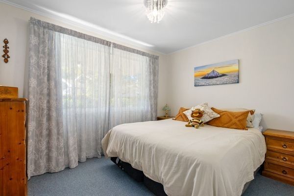 Beautiful, Two Bedroom Unit in Popular Cambridge East 5