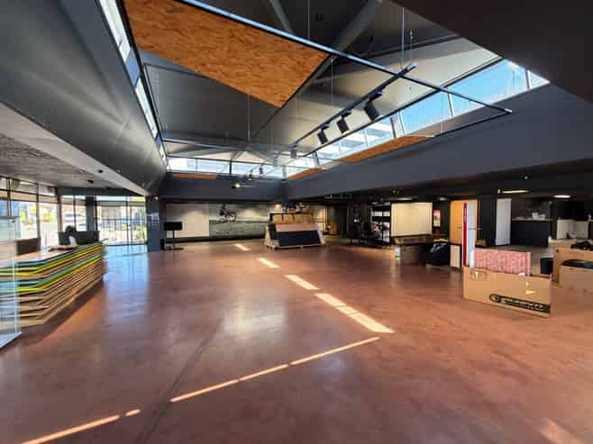 Showroom with massive ring road profile