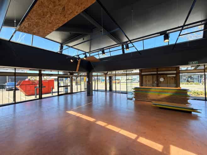 Showroom with massive ring road profile