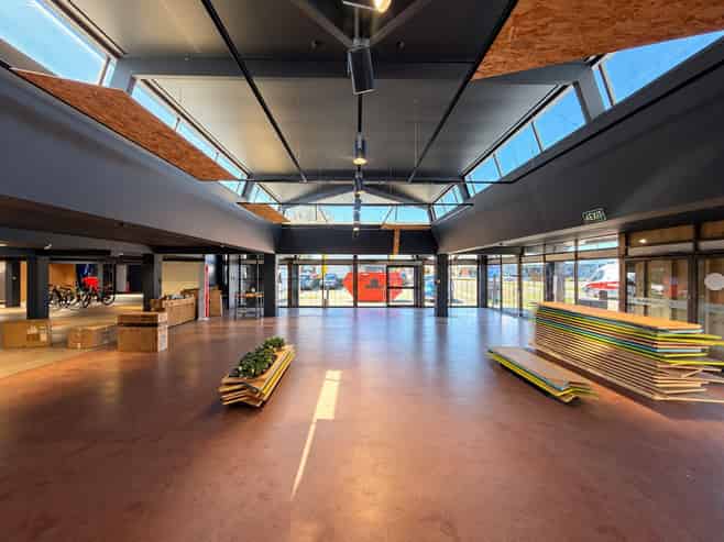 Showroom with massive ring road profile