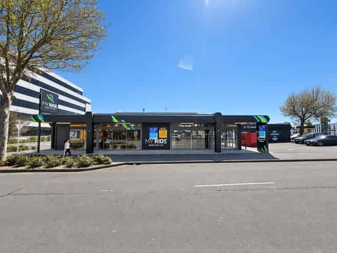 Showroom with massive ring road profile