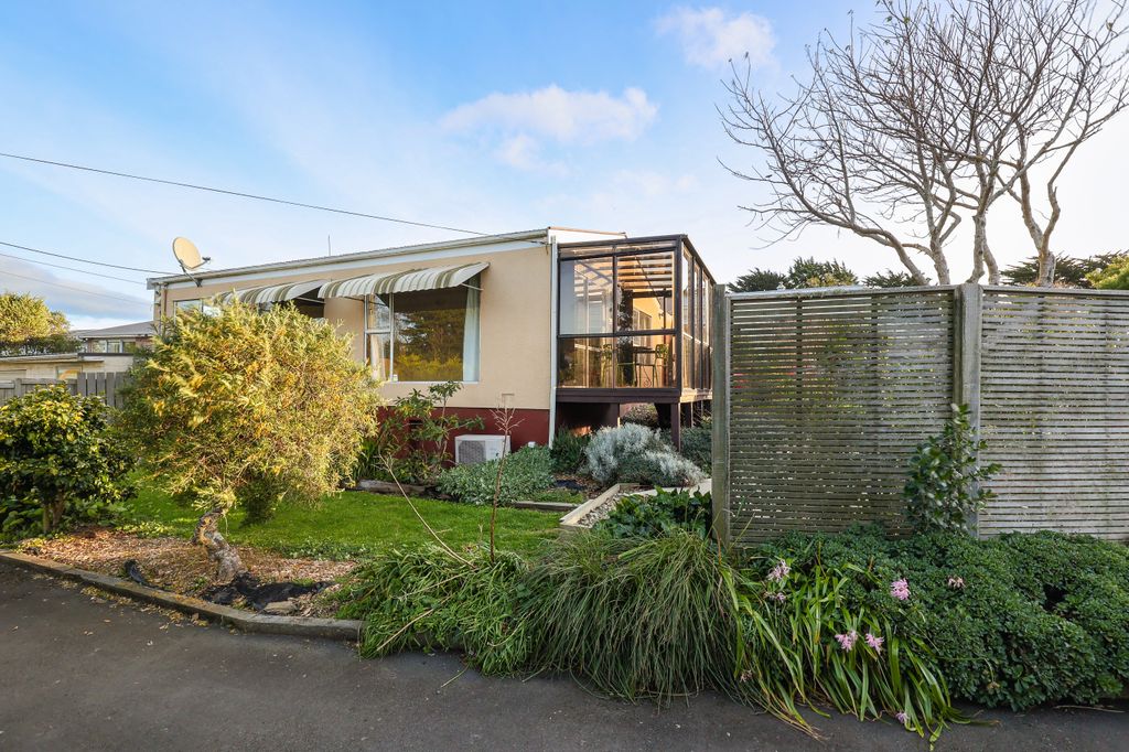 Sunny 2 Bedroom Unit in Highcliff 1