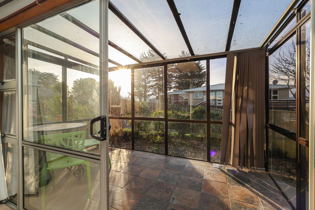 Sunny 2 Bedroom Unit in Highcliff 3