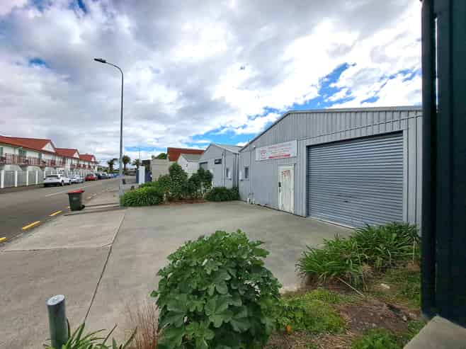 Small Warehouse/Workshop-Great Central Location