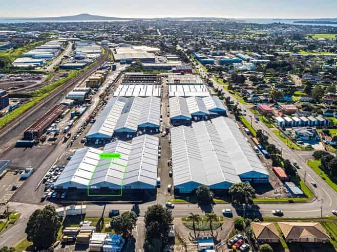 CBRE | Road-Front Warehouse in Tamaki Estate