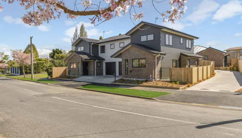 1 and 2/23 Wymer Terrace, Chartwell