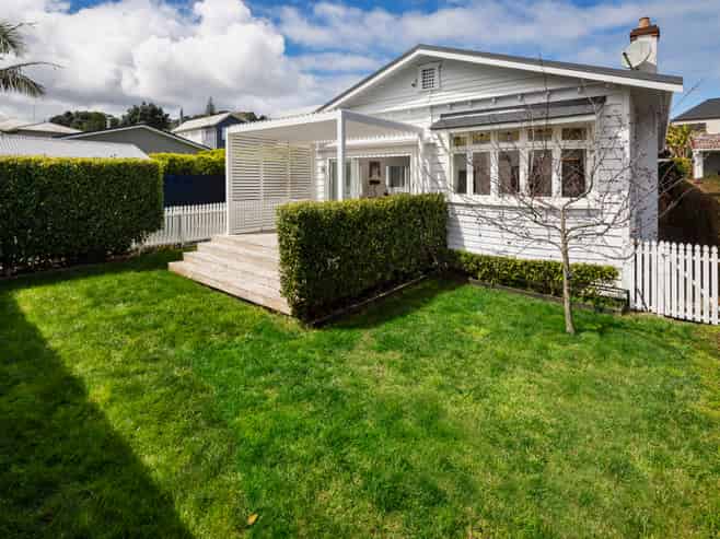 2 Harlston Road, Mount Albert