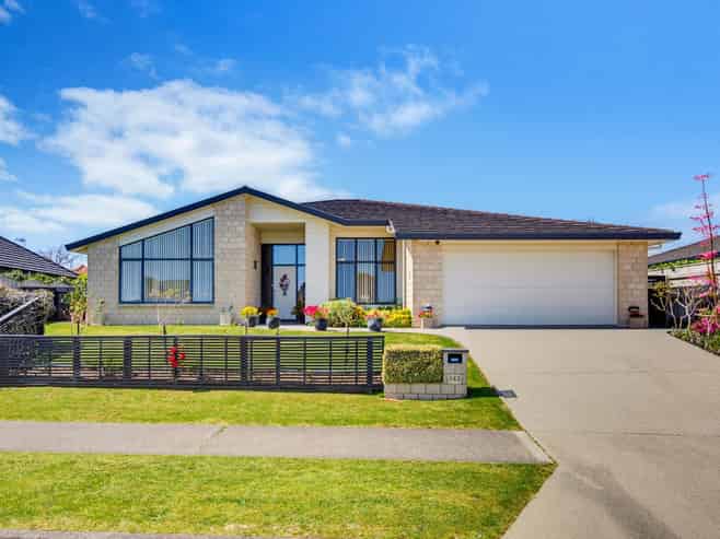 143 Milne Drive, Paraparaumu