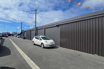 Showroom/Warehouse with Excellent Ferry Rd Profile