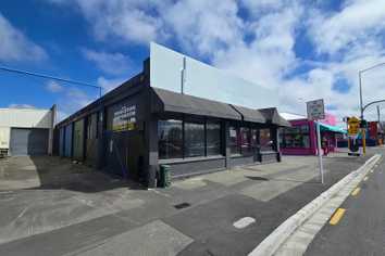 Showroom/Warehouse with Excellent Ferry Rd Profile