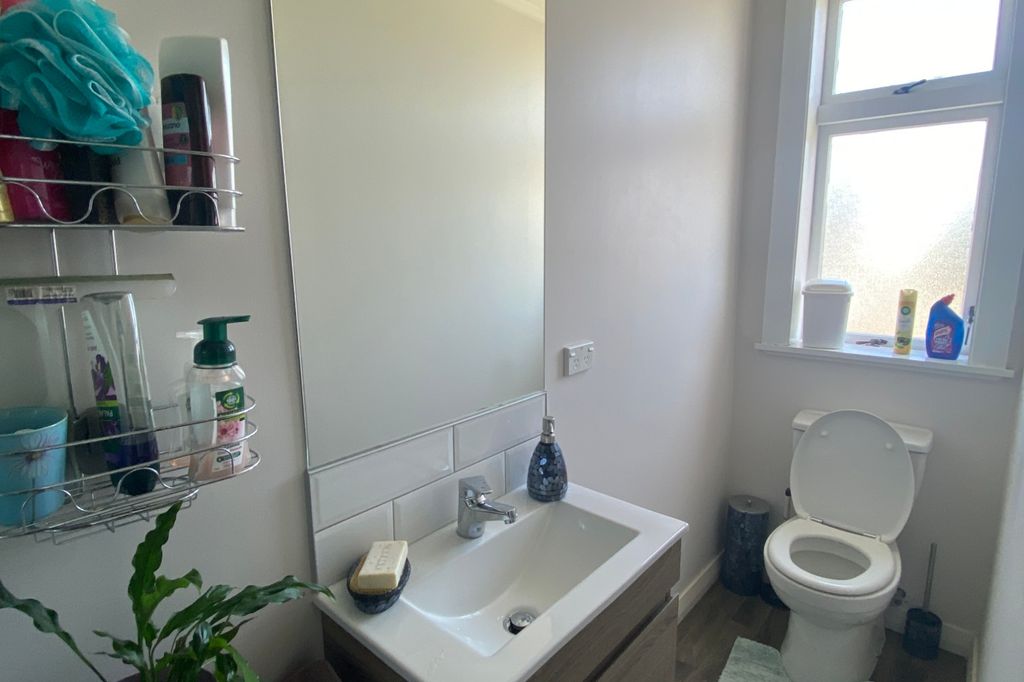 Room 3/66 Sydney Street, Petone 5