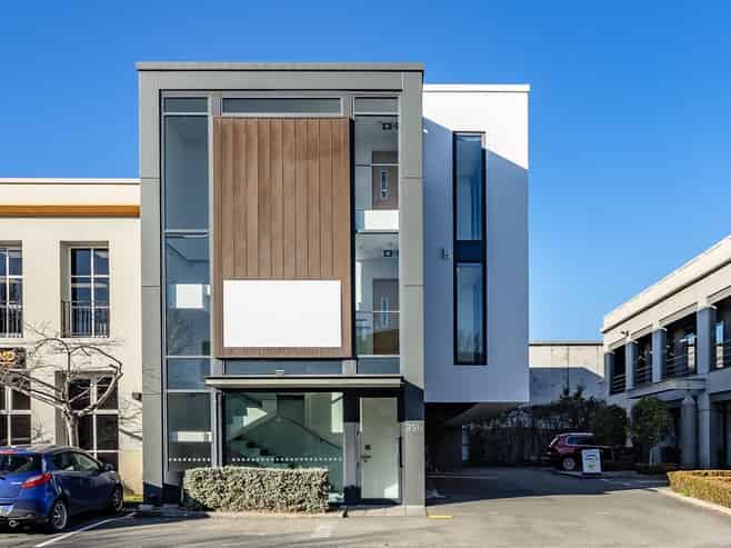 Modern Leslie Hills Drive Office | 355sqm