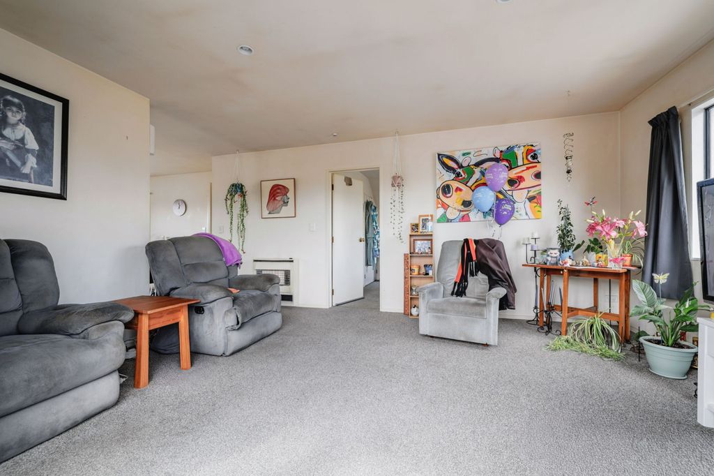 CENTRAL, SPACIOUS AND READY TO IMPRESS 3