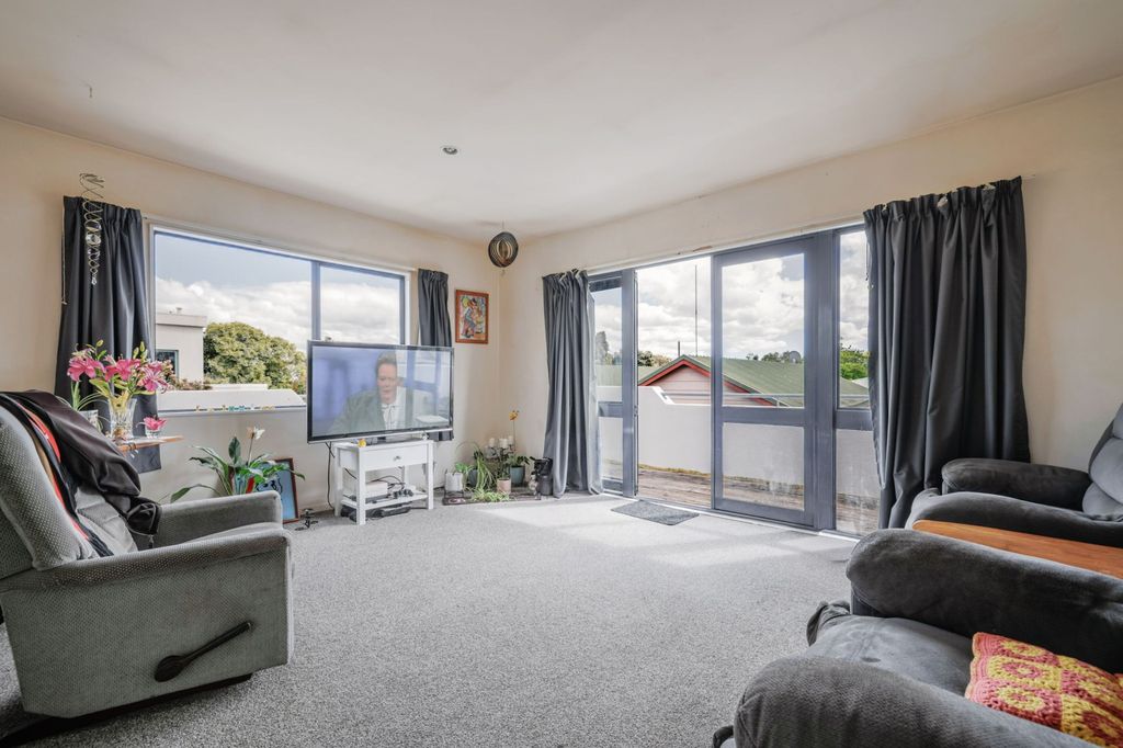 CENTRAL, SPACIOUS AND READY TO IMPRESS 4
