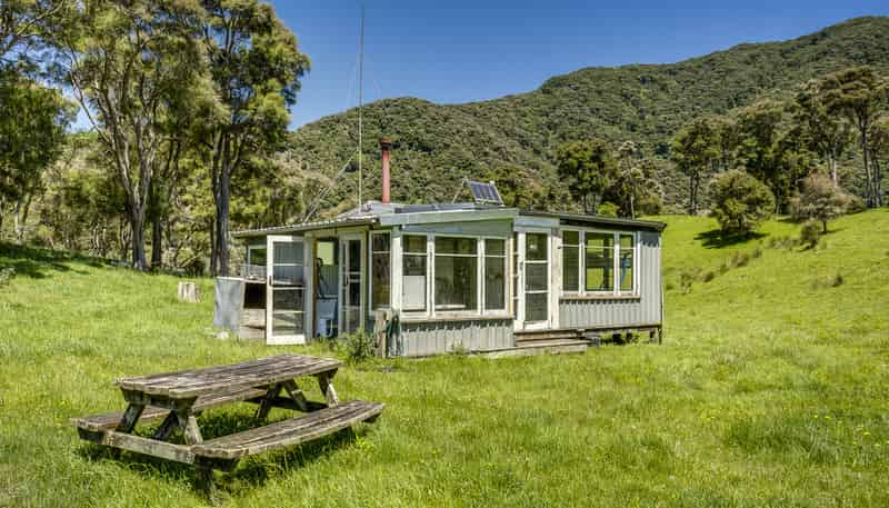 1127 Glenross, Waiwhare