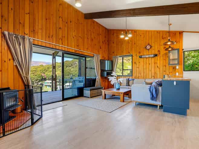 5B Kingfisher Road, Takamatua
