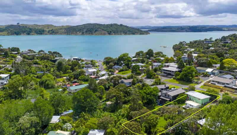 24 Lorenzen Bay Road, Raglan