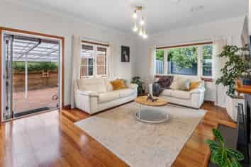 13 Punga Grove Avenue, Riverside