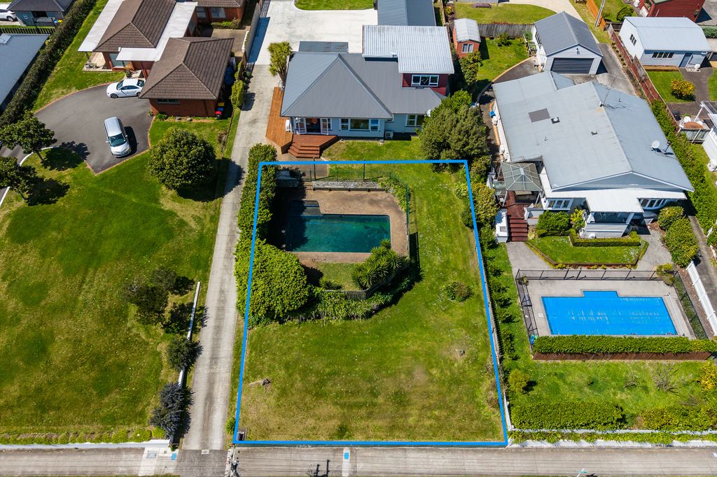 Golden Opportunity on Bank Street - Build Your Dream Downsizer! 2