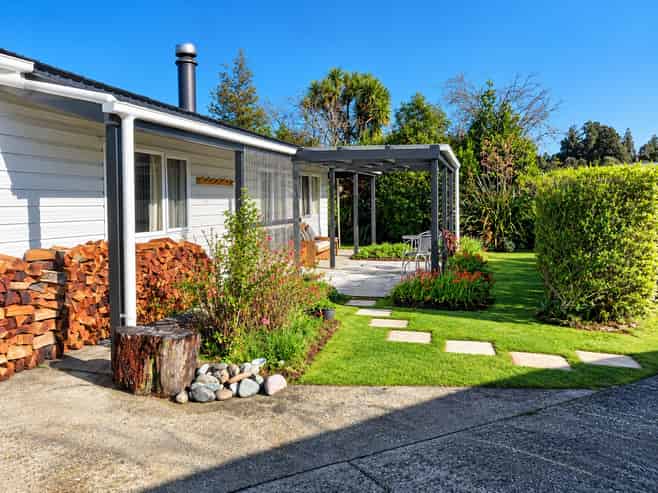 24 Pauareka Road, Haast