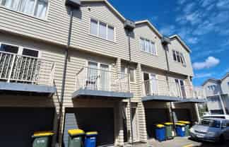 4/51 Henderson Valley Road, Henderson