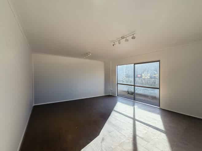 Large Papamoa Unit, Drive-Thru Complex
