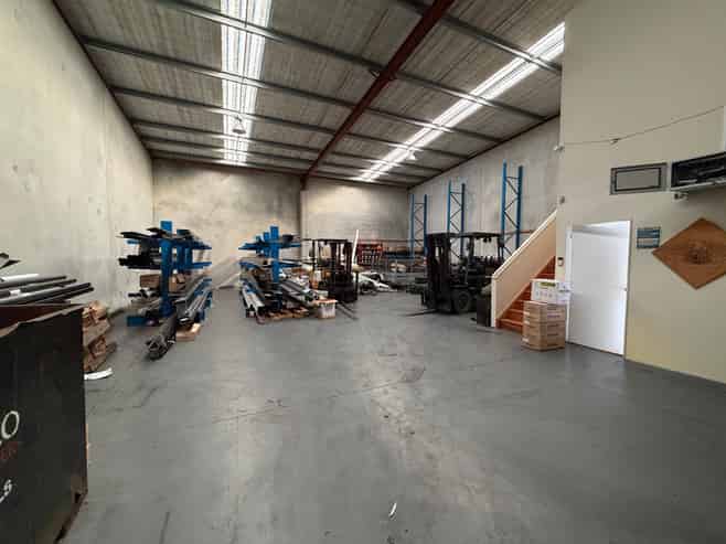 Large Papamoa Unit, Drive-Thru Complex