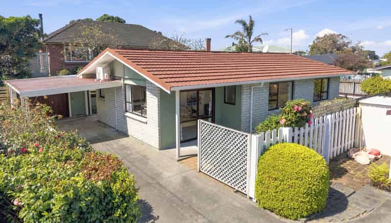 8b Lincoln Road, Springvale