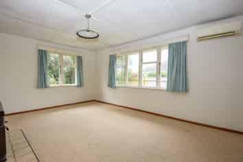 248 High Street North , Carterton