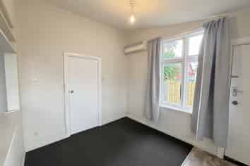 2/102 Barbour Street, Waltham