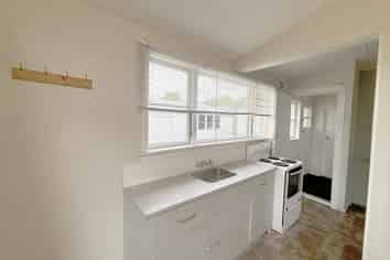 2/102 Barbour Street, Waltham