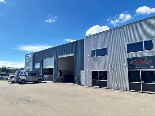 Well-connected Papamoa warehouse- with dual access