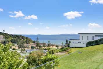 16 Dudley Crescent, Cable Bay