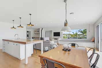 16 Dudley Crescent, Cable Bay