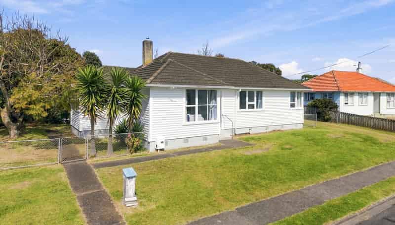 23 Churchill Crescent, Tawhero