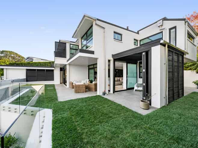  12 Beach Road, Castor Bay