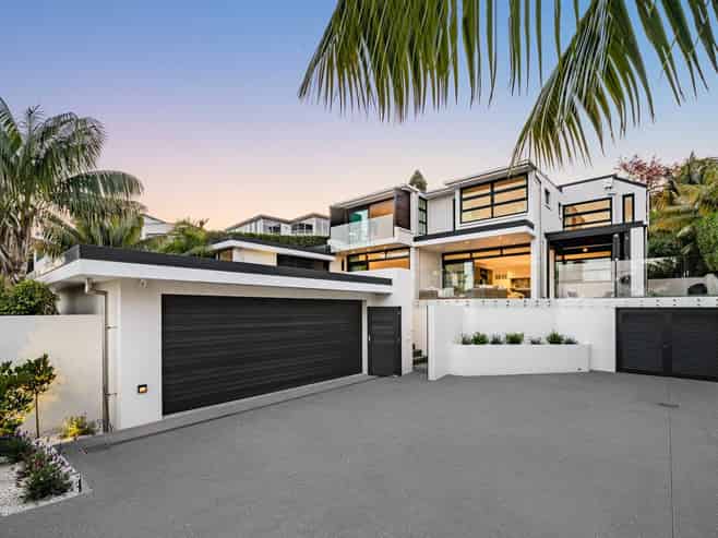  12 Beach Road, Castor Bay