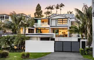  12 Beach Road, Castor Bay