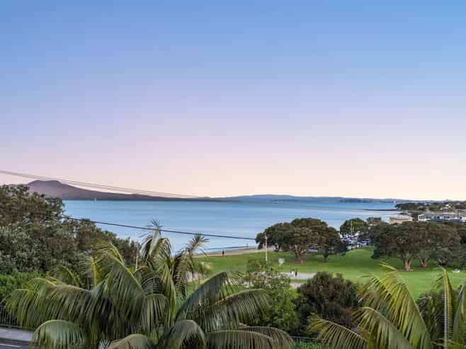  12 Beach Road, Castor Bay