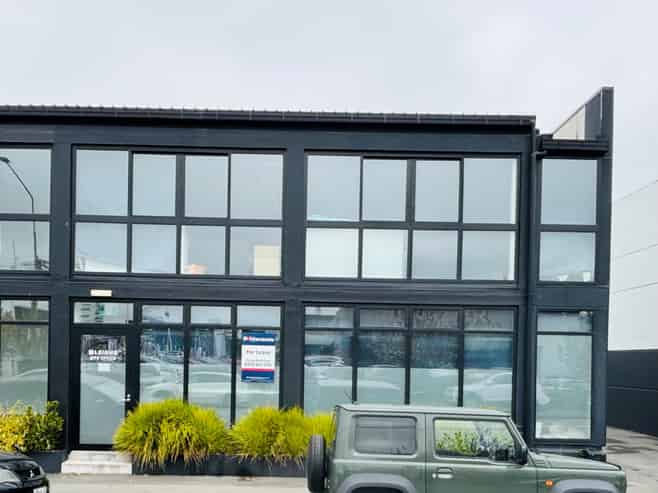 Modern city fringe office 180sqm with car parks 