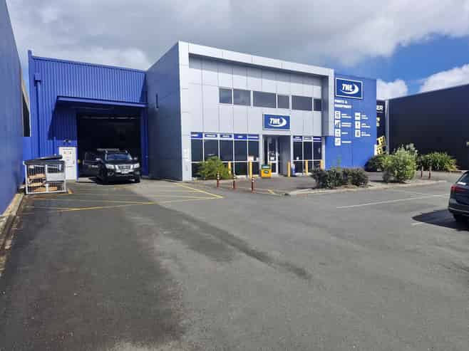 Showroom warehouse duel access and plenty of parks